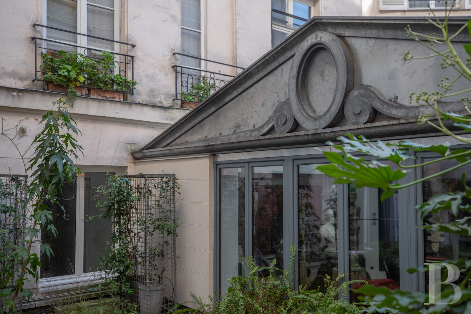 A vast apartment set around a garden in Paris, between Boulevard Saint-Germain and the Seine - photo  n°2