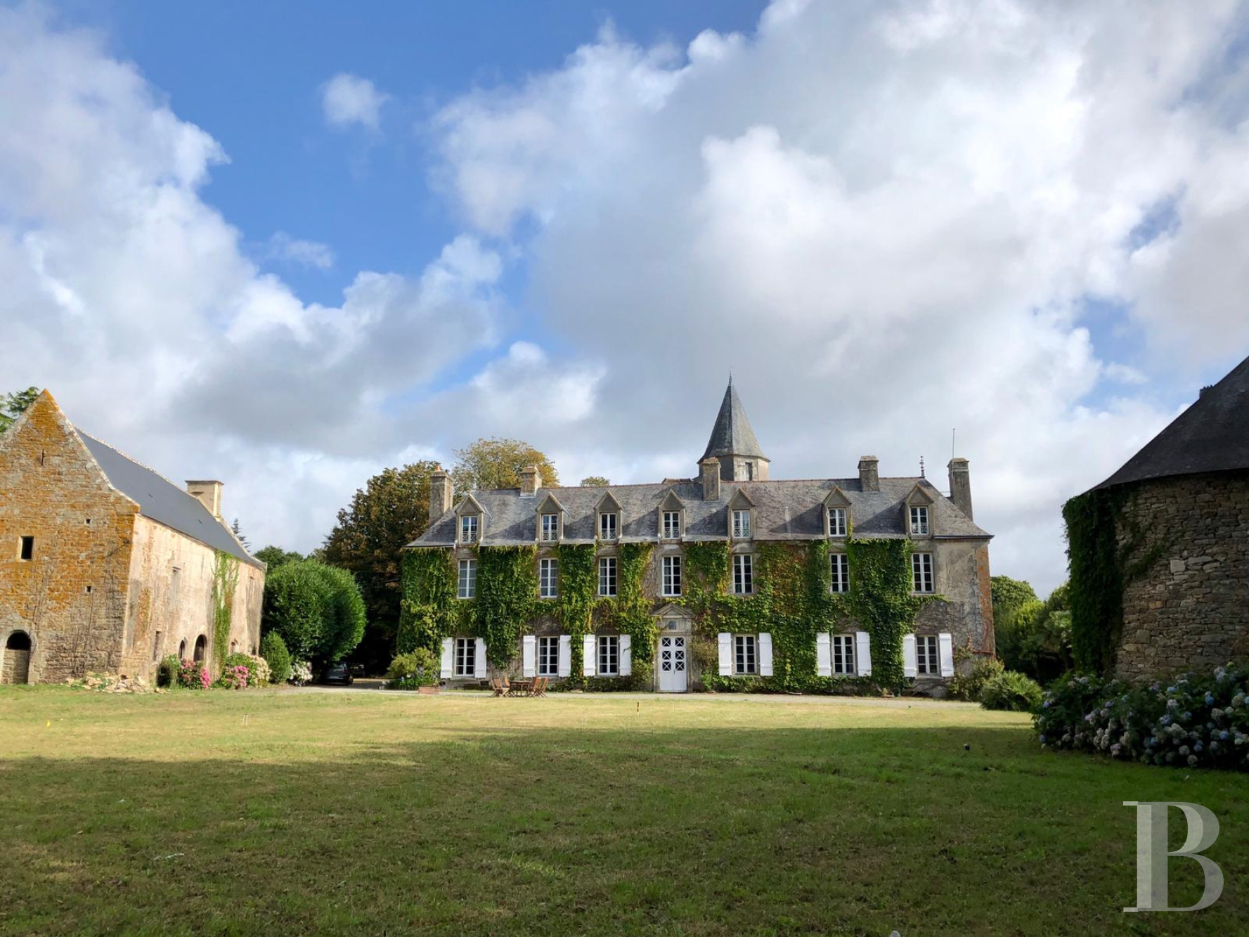 A manor house with medieval origins which has been converted into a holiday home near Quimperlé, in Brittany - photo  n°1