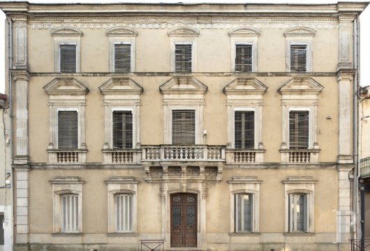 languedoc-roussillon - Au coeur du Minervois, dans le sud-ouest de l'Hérault, une élégante maison de maître préservée d'environ 600 m², son jardin clos et ses dépendances