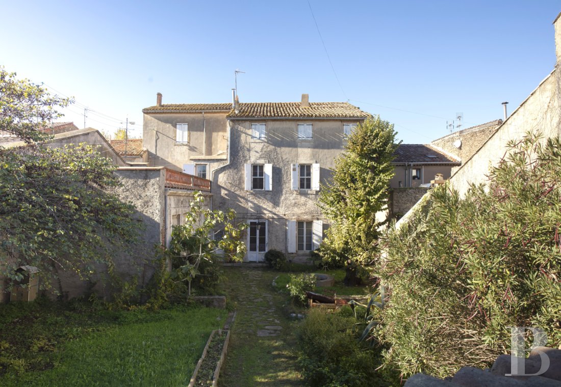 character properties France languedoc roussillon   - 19