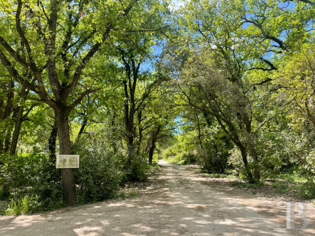 An estate dedicated to holidays and horse riding between Aubagne and Saint-Cyr-sur-Mer in the Bouches-du-Rhône department  - photo  n°4