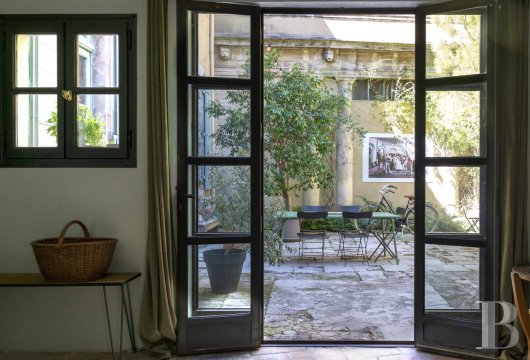 languedoc-roussillon - An 18th-century townhouse with a paved court with trees, tucked away in the historical town centre of Beaucaire in the south of France