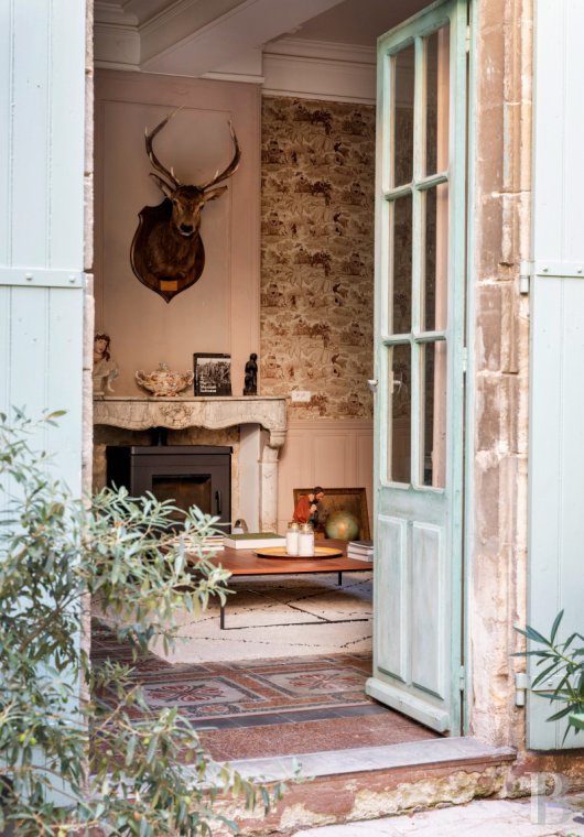 Mansion houses for sale - languedoc-roussillon - An 18th-century townhouse with a paved court with trees, tucked away in the historical town centre of Beaucaire in the south of France