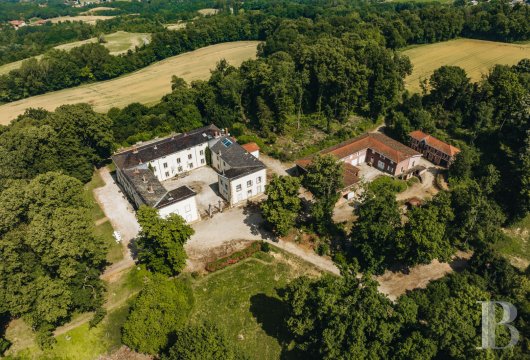 rhones-alpes - En région Auvergne-Rhône-Alpes, dans la vallée de la Drôme ardéchoise,  un domaine clos de murs remanié au 19e s., son étang, ses bassins, sur 55 ha de terres