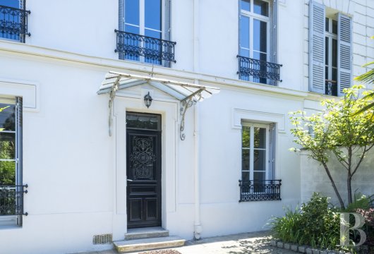 character properties France paris   - 5