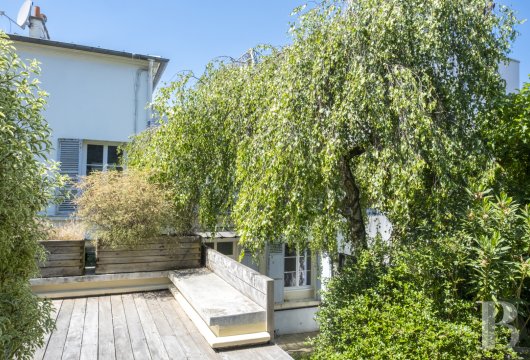 character properties France paris   - 8