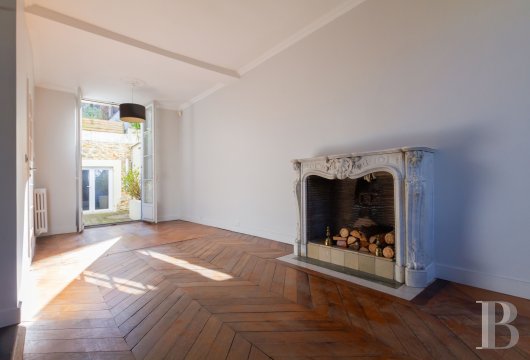 character properties France paris   - 10