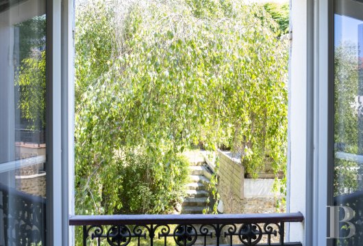 character properties France paris   - 10