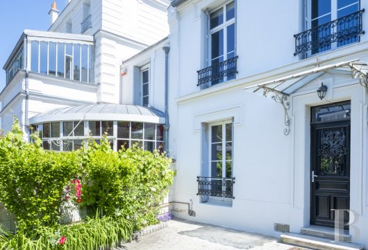 character properties France paris   - 23