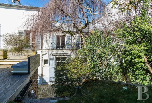 character properties France paris   - 7