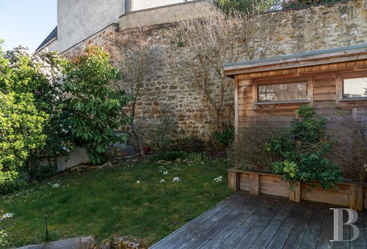character properties France paris   - 17