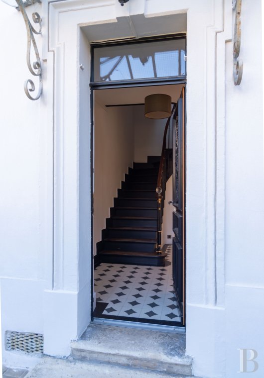 character properties France paris   - 3