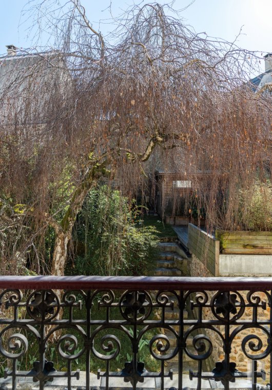 character properties France paris   - 4