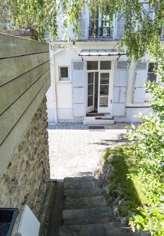 character properties France paris   - 7