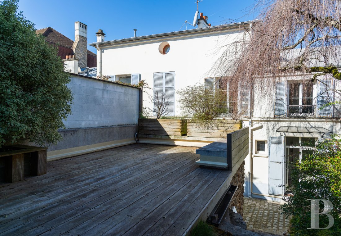 character properties France paris   - 23