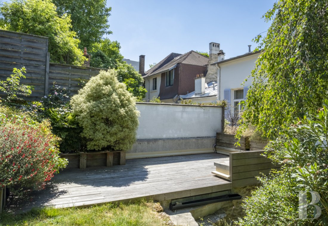 character properties France paris   - 24