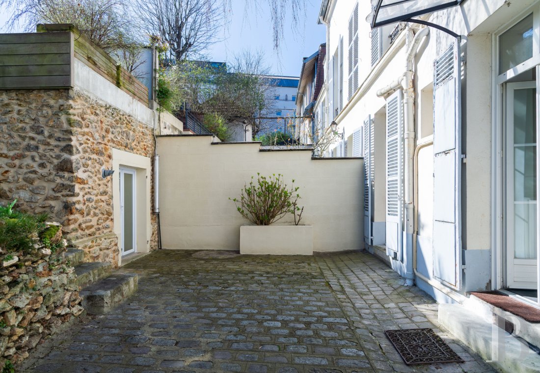 character properties France paris   - 8