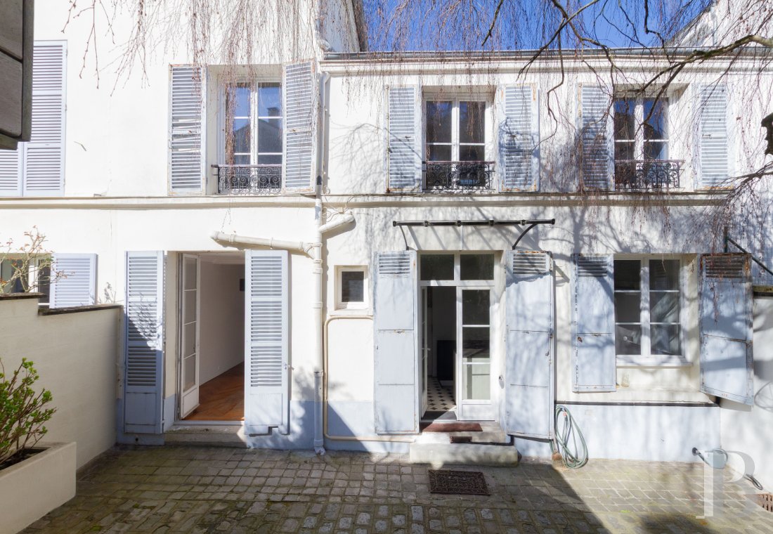 character properties France paris   - 1