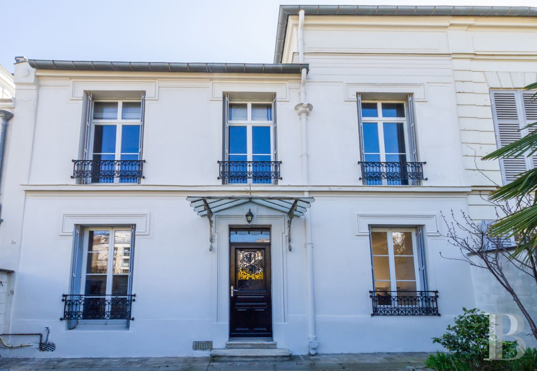 character properties France paris   - 2