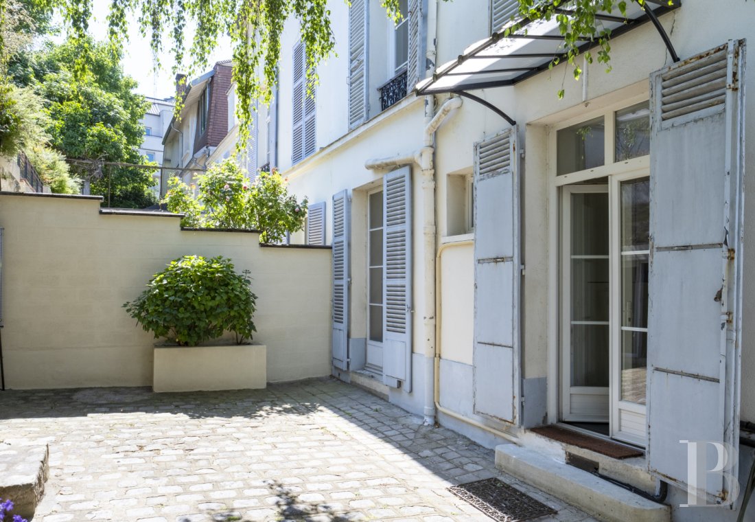 character properties France paris   - 1