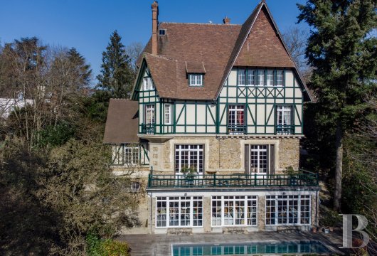 ile-de-france - A manor house from 1912 and its grounds planted with chestnut trees  in Jouy-en-Josas, thirty minutes outside of Paris