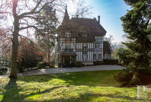 paris - À Jouy-en-Josas, à une demi-heure de Paris, une maison de maître de 1904 et son parc de châtaigniers