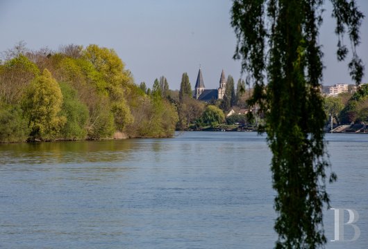 character properties France paris   - 18