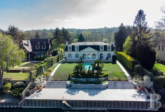 paris - A modern house facing the River Seine, with a 350m² floor area, a vast garden and a pool, nestled on Île de Migneaux island in Poissy in France’s Yvelines department