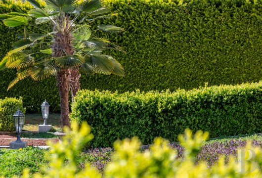 character properties France paris   - 17