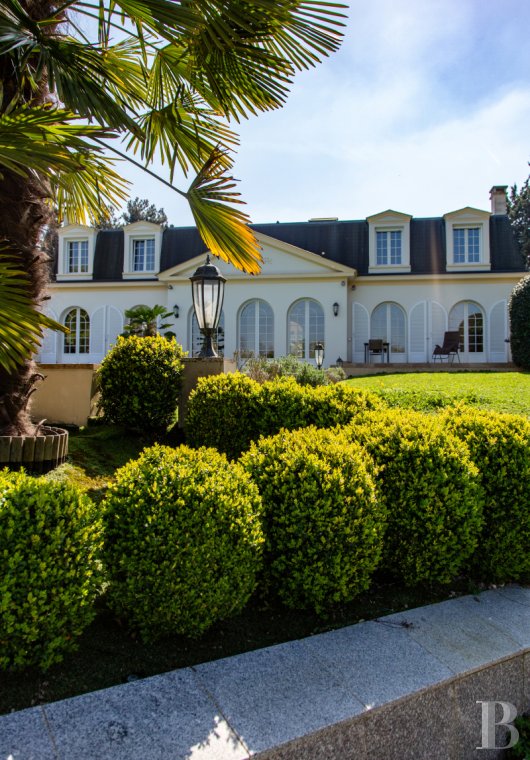 character properties France paris   - 3