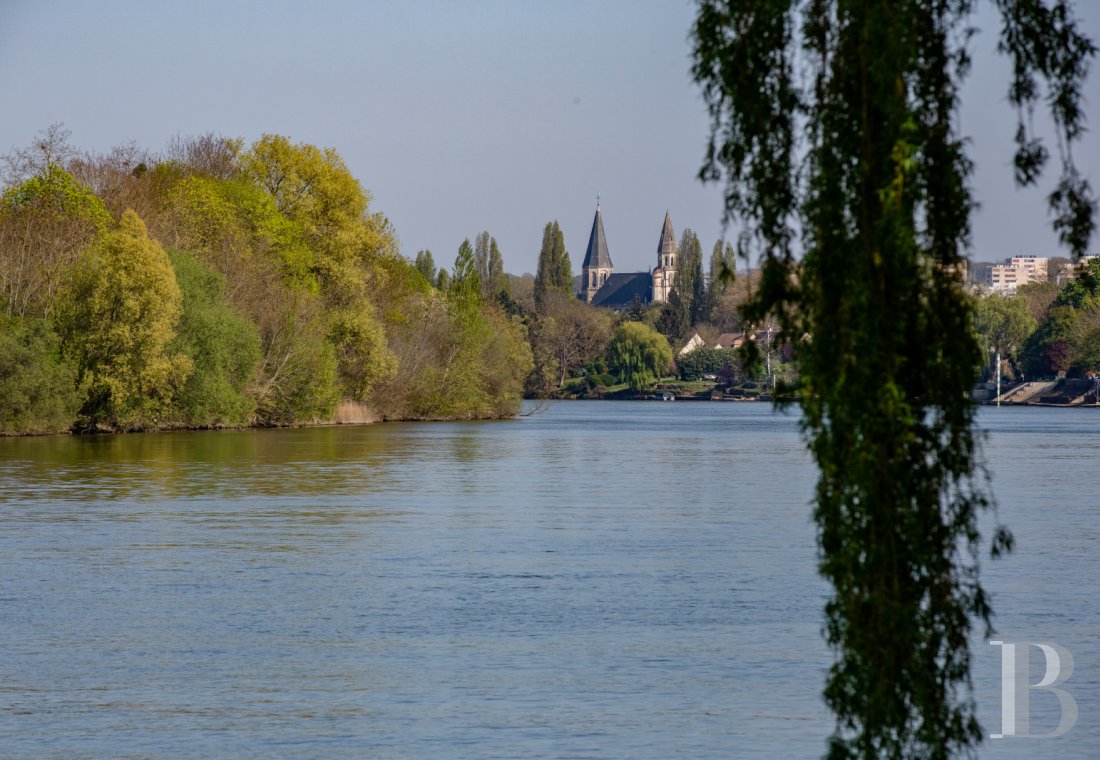 character properties France paris   - 19