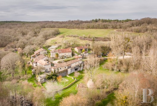 poitou-charentes - En Charente, à 20 min d'Angoulême, sur un promontoire rocheux, un hameau de dix logements dans un domaine de 31 ha
