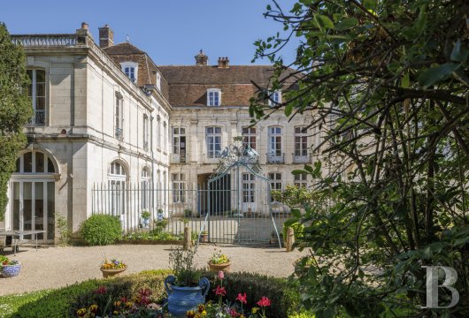 burgundy - An 18th century listed private mansion, wooded parkland,  lodges and outbuildings, in the historic centre of a Burgundy town