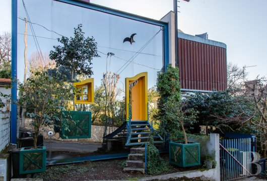 paris - A 340-m², out-of-the-ordinary house in Clarmart, 10 minutes from the RER, near to the forest, with a garden and indoor swimming pool.