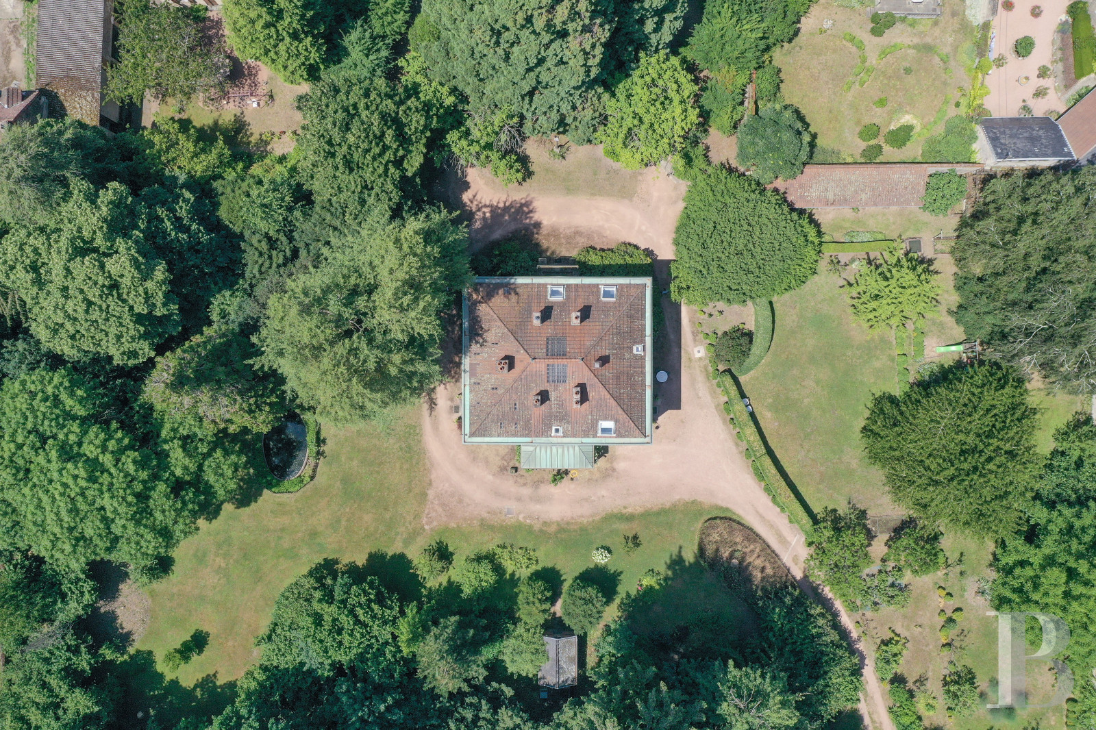 En Saône-et-Loire, au cœur de la ville d’Autun, une demeure d’inspiration palladienne dans un parc de près d’un hectare - photo  n°2