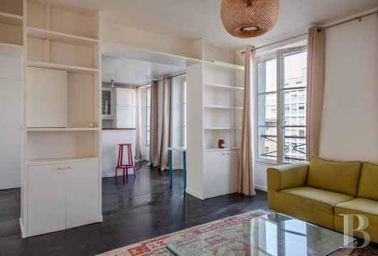 paris - Dans le 15e arrondissement, proche de la rue du Cherche-Midi et de la gare Montparnasse, un appartement traversant de 60 m² situé au troisième étage 