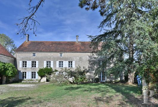 burgundy - En Bourgogne, à 2 h de Paris, un ancien relais de poste et sa dépendance,  entourés de 5 000 m² de jardin et de 6 ha de bois