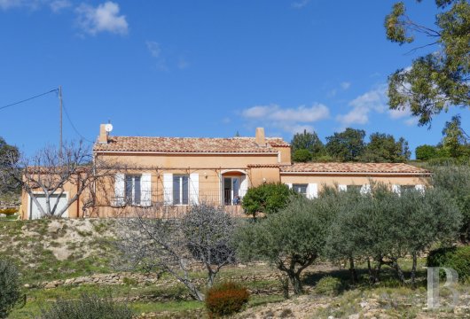 paca - Sur presque 6 ha en pleine nature, dans les collines près de Toulon, un mas provençal rénové de 250 m² et sa piscine