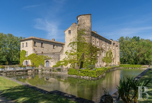 languedoc-roussillon - A 310-m² dwelling in a 12th-century chateau, registered as a national Historical Monument,  with moats, grounds and outbuildings, 30 minutes from Avignon and Uzès, in the Provencal Gard region