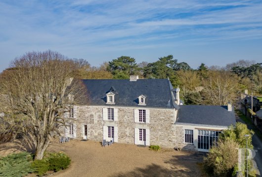 pays-de-loire - An elegant 18th-century residence near Angers and the banks of the River Loire, with outbuildings and a swimming pool in fully walled grounds