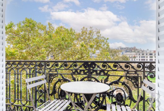 paris - Dans le 16e arrondissement, avenue Foch,  un appartement de grande allure avec son vaste balcon dominant Paris