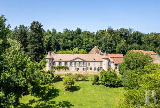 franche-comte - À proximité de Besançon, dans la campagne de la vallée de l'Ognon, un château des 16e et 18e s. et ses dépendances, sur 20 ha de prairies avec étang