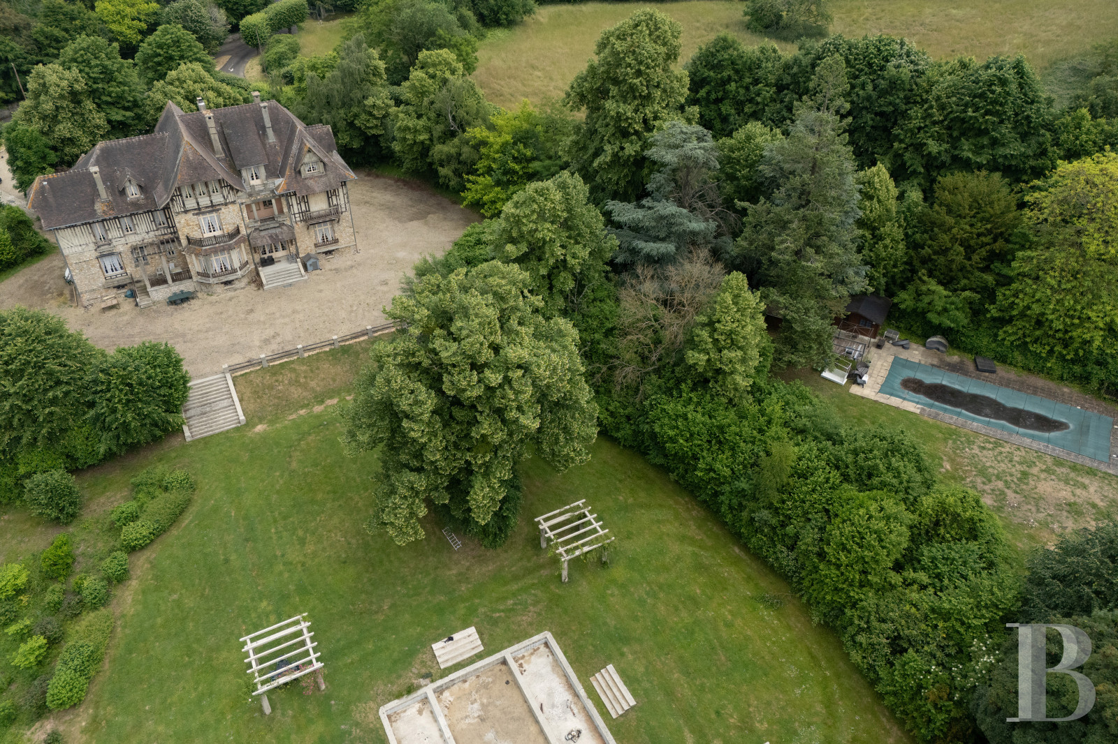 À Villiers-Adam, dans le Val d’Oise, une maison de famille de style anglo-normand dans son vaste parc  - photo  n°4