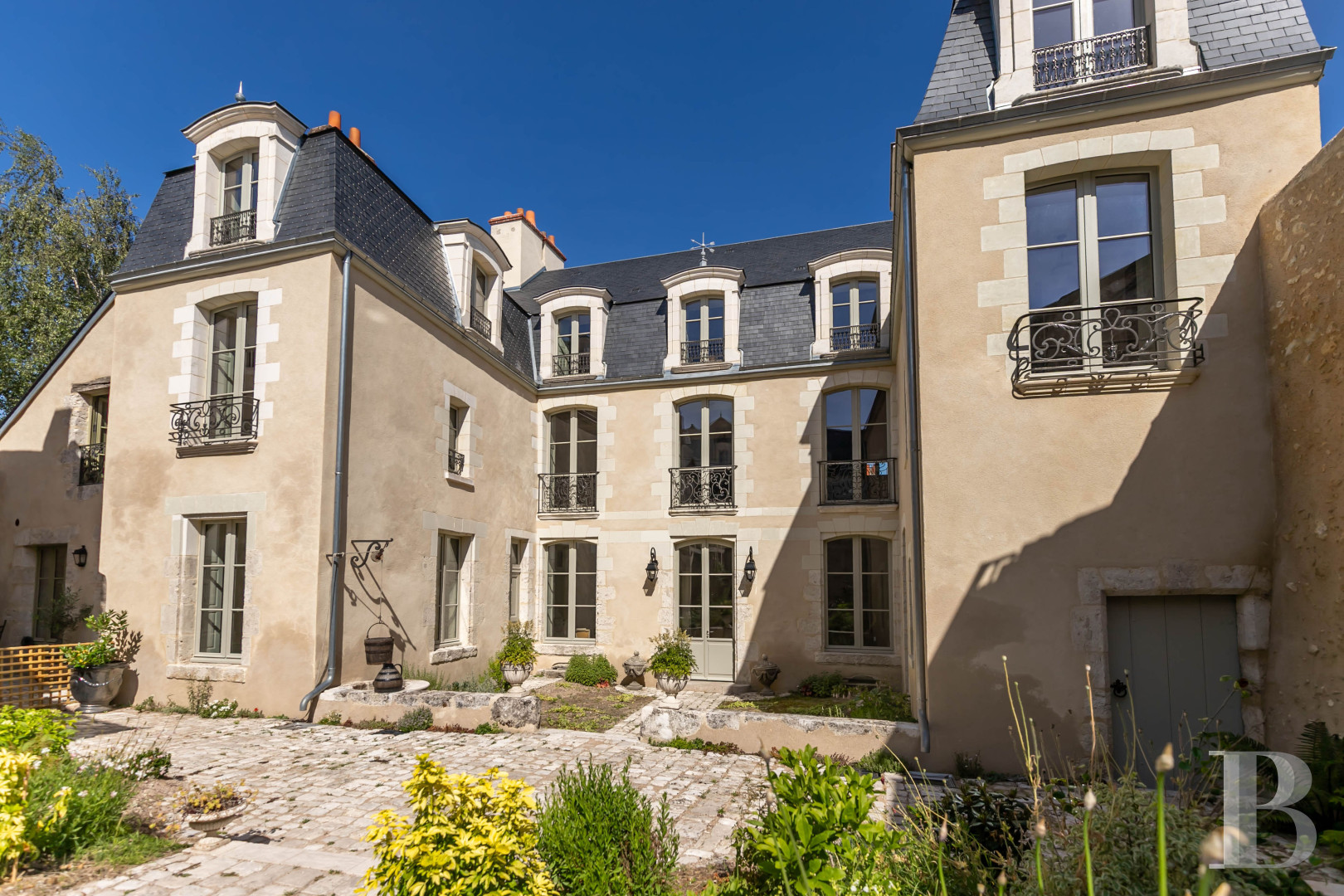 A 17th-century mansion in the centre of Blois - photo  n°1