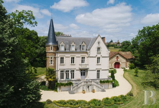 auvergne - Au cœur du département de l'Allier, en bordure de village, une gentilhommière, ses dépendances et son parc de 5 ha