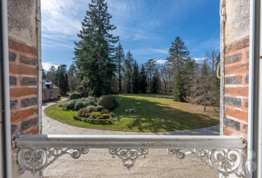 En Centre-Val de Loire, dans la région naturelle forestière de la Sologne,



  un château du 18e s., propriété de chasse de 90 ha de bois et de prairie