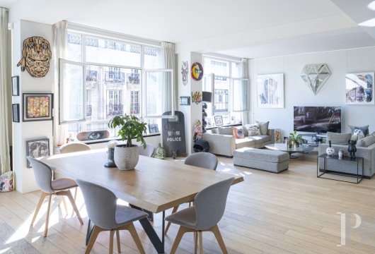 paris - Dans le Marais, quartier Saint-Merri, proche de Beaubourg, un appartement contemporain au quatrième étage d’un immeuble Art déco