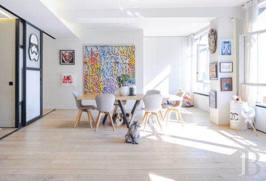 paris - Dans le Marais, quartier Saint-Merri, proche de Beaubourg, un appartement contemporain au quatrième étage d’un immeuble Art déco