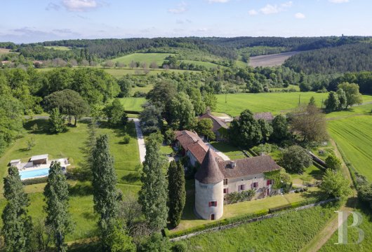 aquitaine - En Dordogne, au nord-ouest de Périgueux, divisé en quatre logements, un château isolé des 14e et 17e s., au centre de ses 34 ha de terres