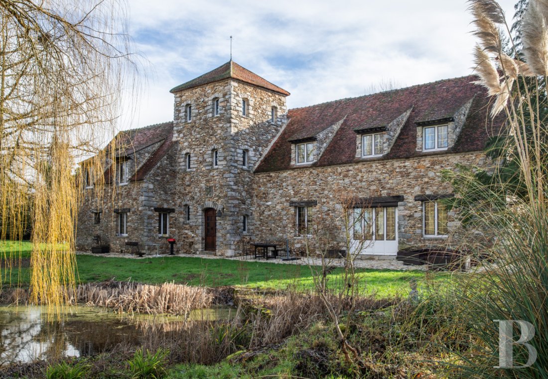 maisons de caractère &agrave; vendre - ile-de-france - À 50 km de Paris, dans un petit village de Seine-et-Marne, une maison de maître et ses dépendances au sein d'un parc avec piscine